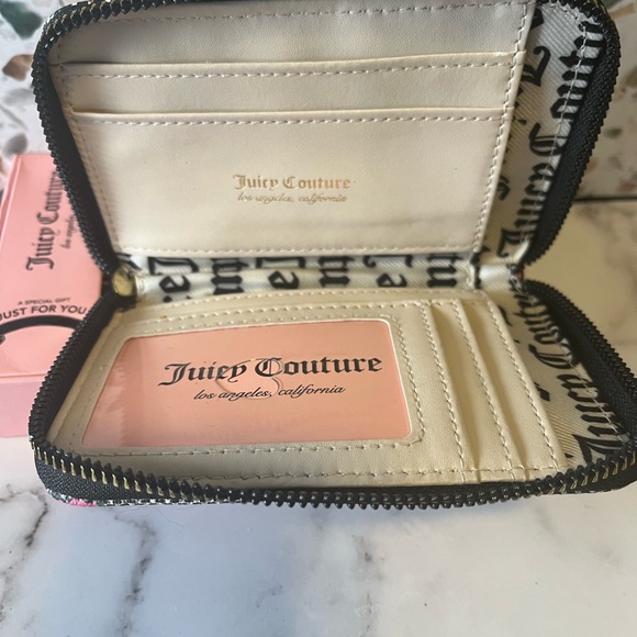 Juicy Couture Black Beige Blooms Zip Around NWT Great 🎁 - Picture 9 of 9